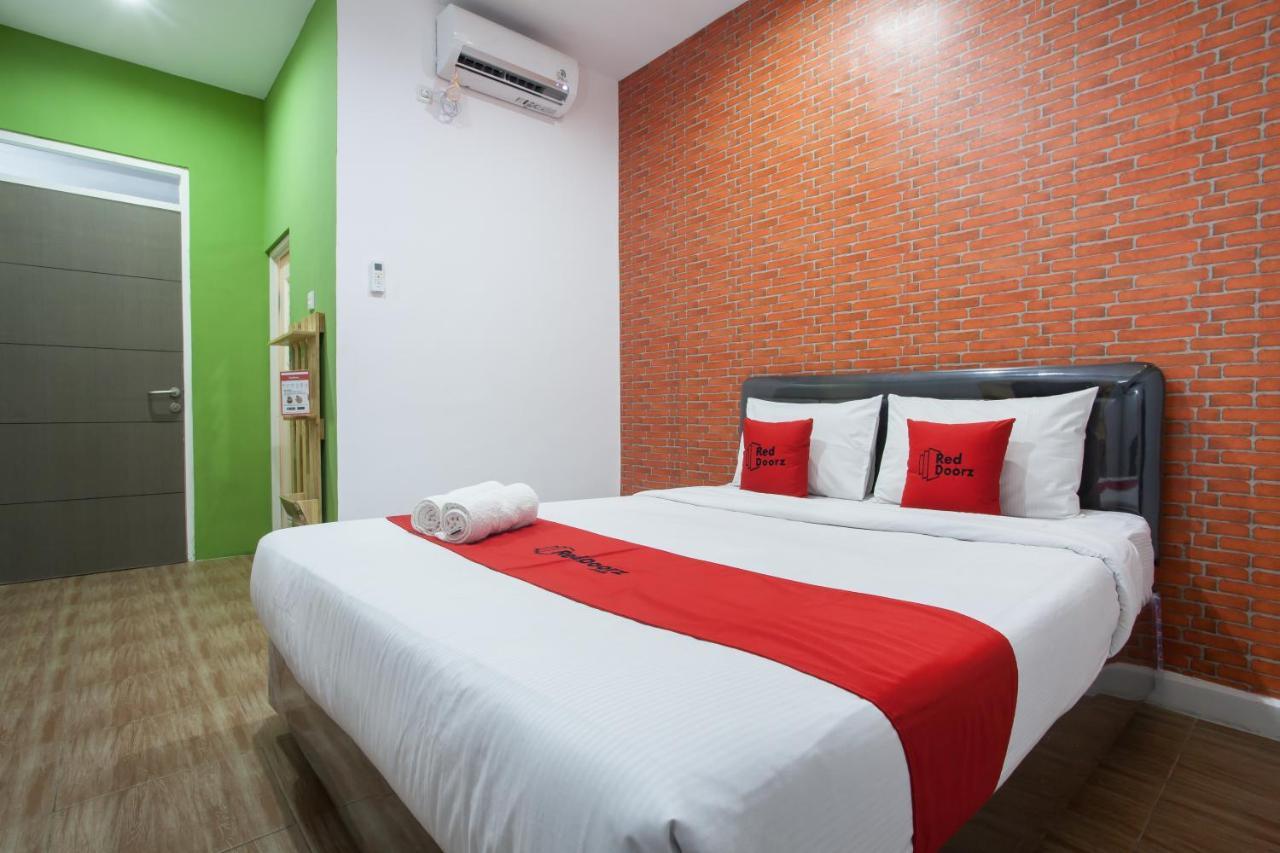 Reddoorz Plus @ Raya Sengkaling Malang Exterior photo